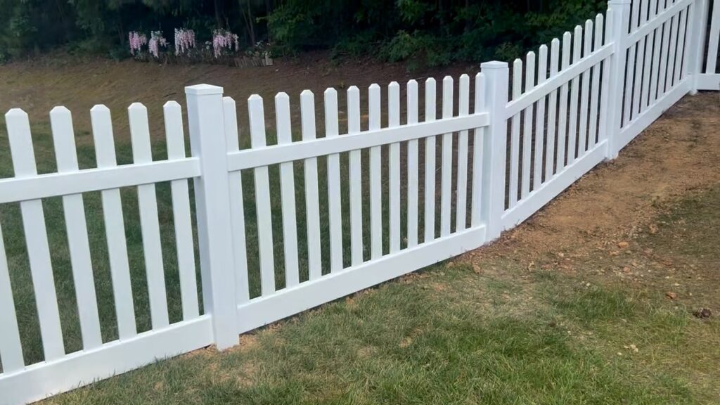 Good Neighbor Fence - Vinyl Picket Photo 2-min