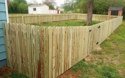 Wood fence in Chesterfield, VA with dog-ear pickets wrapping a grassy backyard